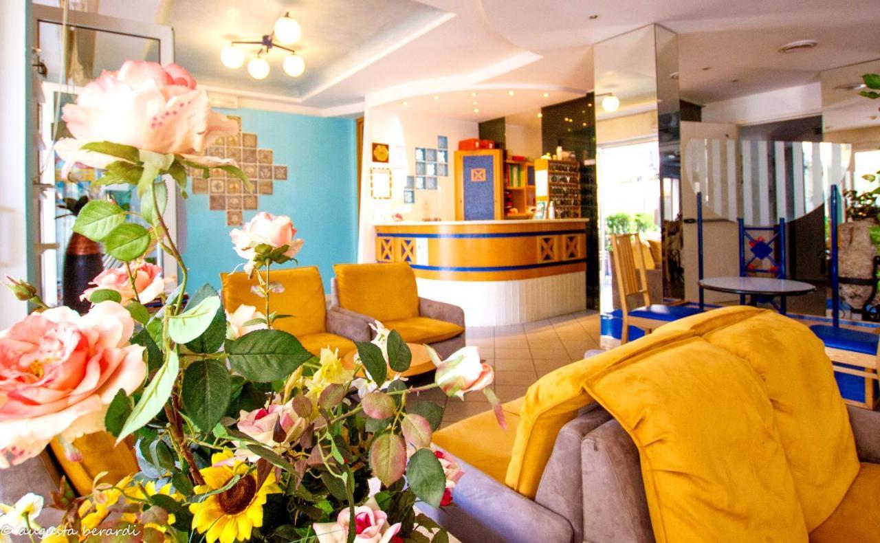 Hotel Adria B&B - Colazione Fino Alle 12 Misano Adriatico Exteriör bild