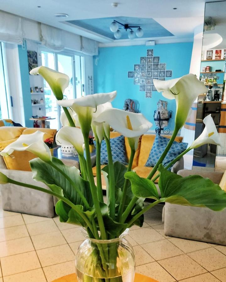 Hotel Adria B&B - Colazione Fino Alle 12 Misano Adriatico Exteriör bild