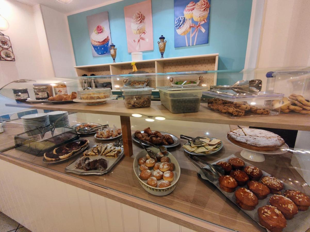 Hotel Adria B&B - Colazione Fino Alle 12 Misano Adriatico Exteriör bild
