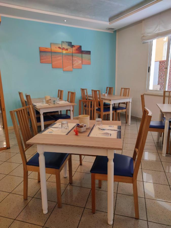 Hotel Adria B&B - Colazione Fino Alle 12 Misano Adriatico Exteriör bild