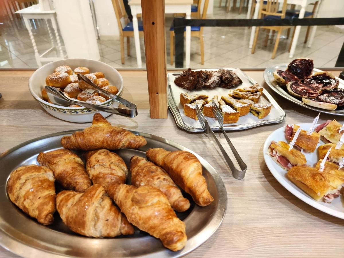 Hotel Adria B&B - Colazione Fino Alle 12 Misano Adriatico Exteriör bild