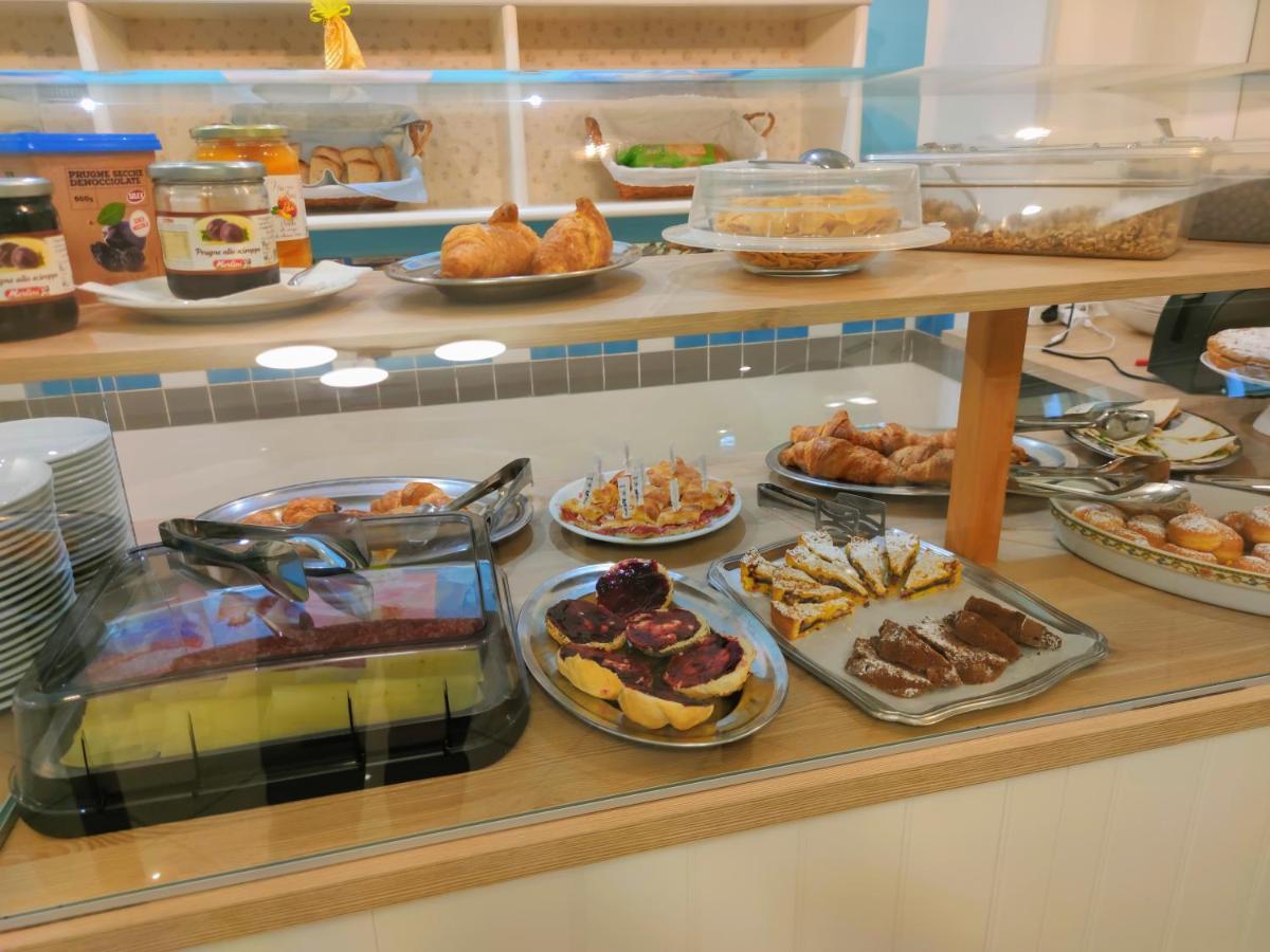 Hotel Adria B&B - Colazione Fino Alle 12 Misano Adriatico Exteriör bild