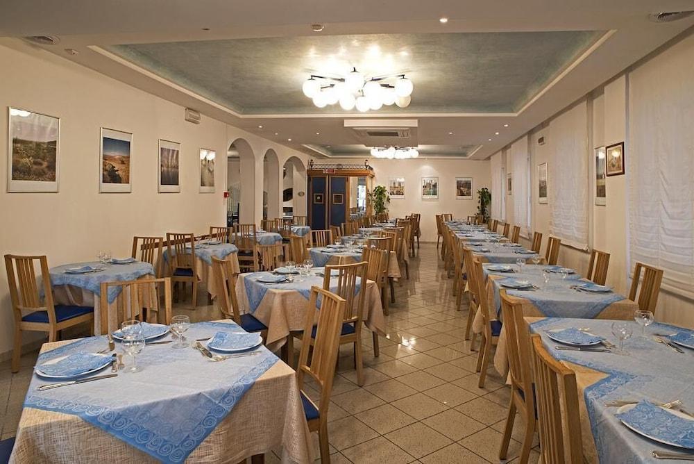 Hotel Adria B&B - Colazione Fino Alle 12 Misano Adriatico Exteriör bild