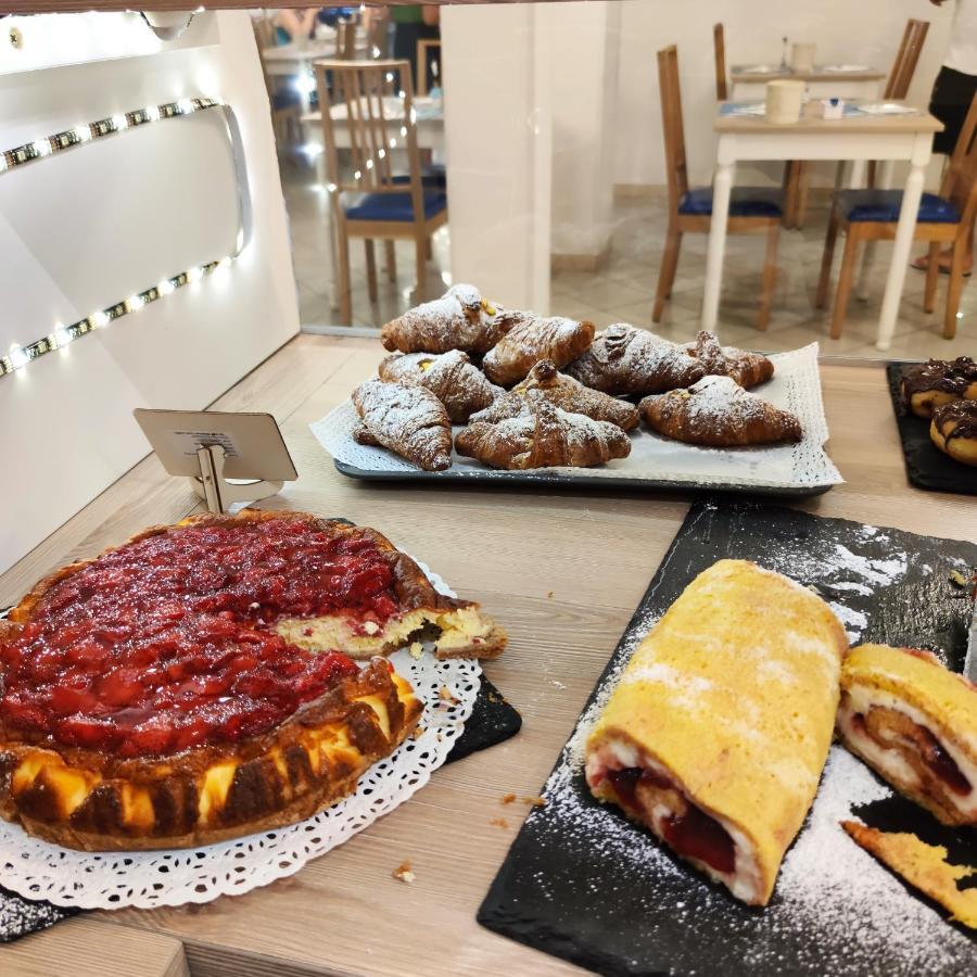 Hotel Adria B&B - Colazione Fino Alle 12 Misano Adriatico Exteriör bild