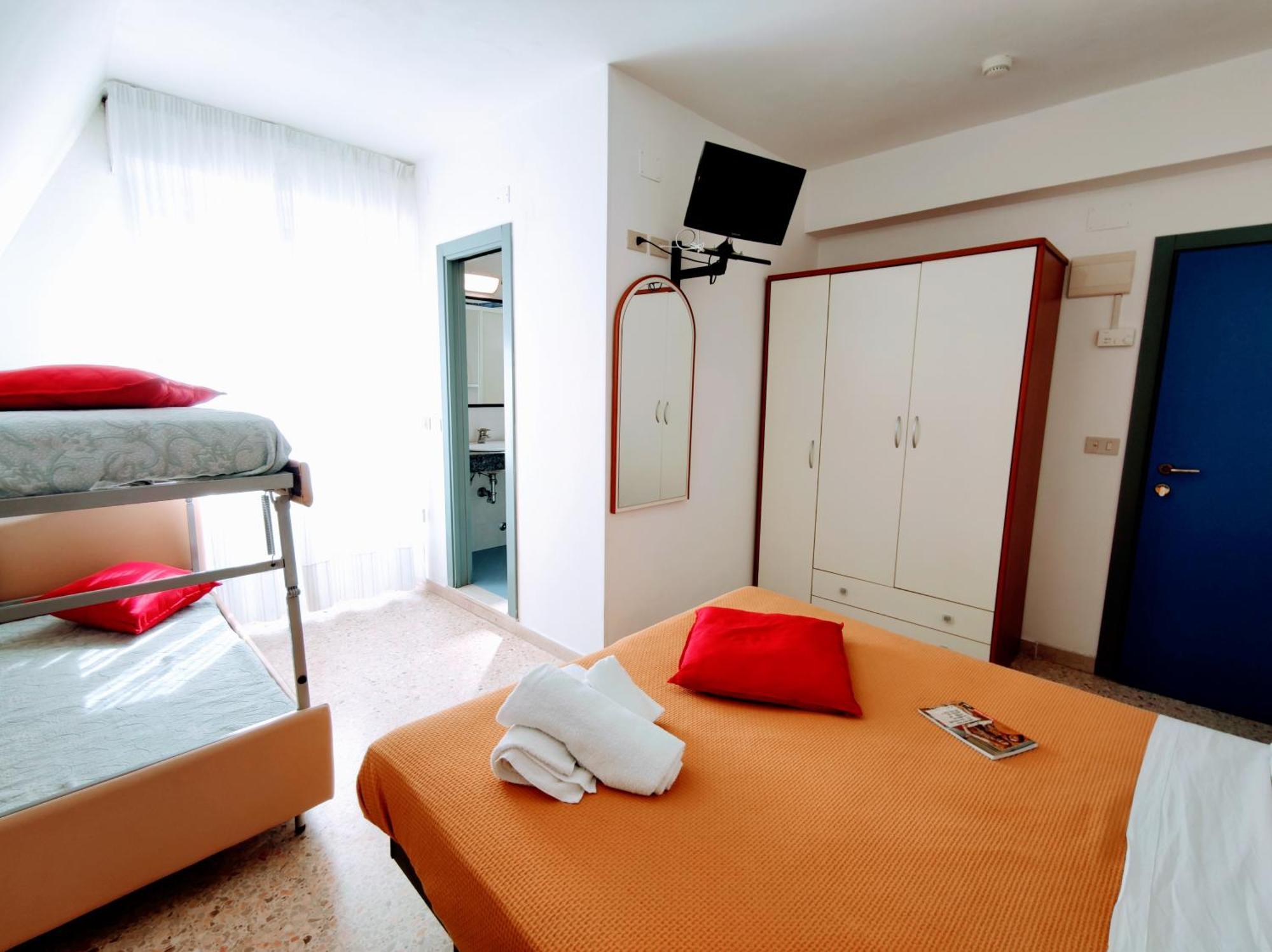 Hotel Adria B&B - Colazione Fino Alle 12 Misano Adriatico Rum bild
