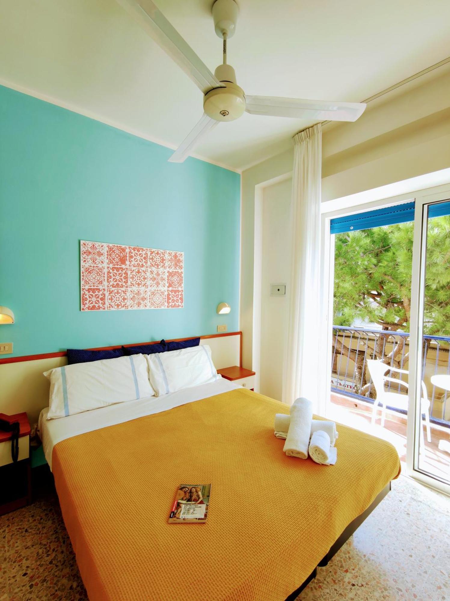 Hotel Adria B&B - Colazione Fino Alle 12 Misano Adriatico Rum bild